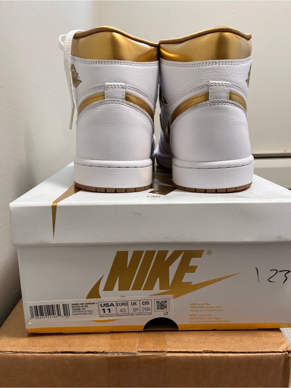 Air Jordan 1 Retro High OG "Metallic Gold" - Picture 4 of 6